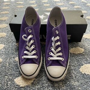 Converse Unisex Shoes. Women size 8 or Men size 6. New In Box!